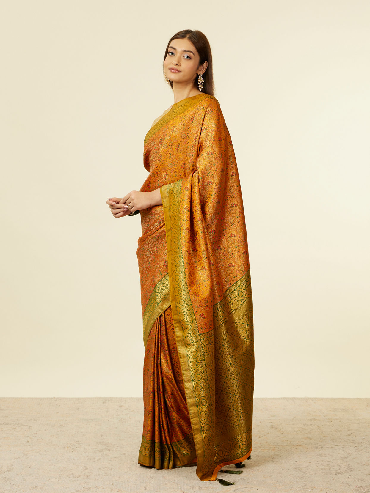 alt message - Mohey Women Mustard Yellow Bel Buti Patterned Saree with Trim Latkans image number 3